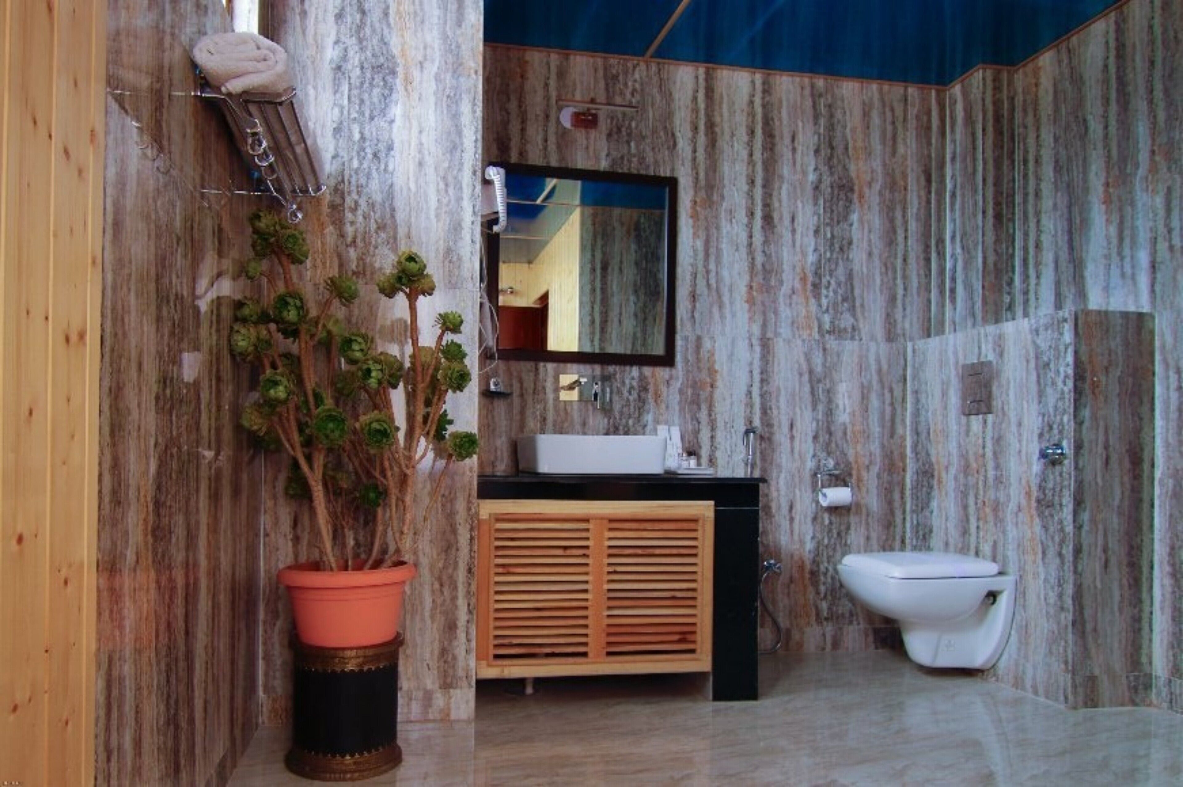 Douche, articles de toilette gratuits, chaussons, serviettes fournies