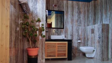 Douche, articles de toilette gratuits, chaussons, serviettes fournies