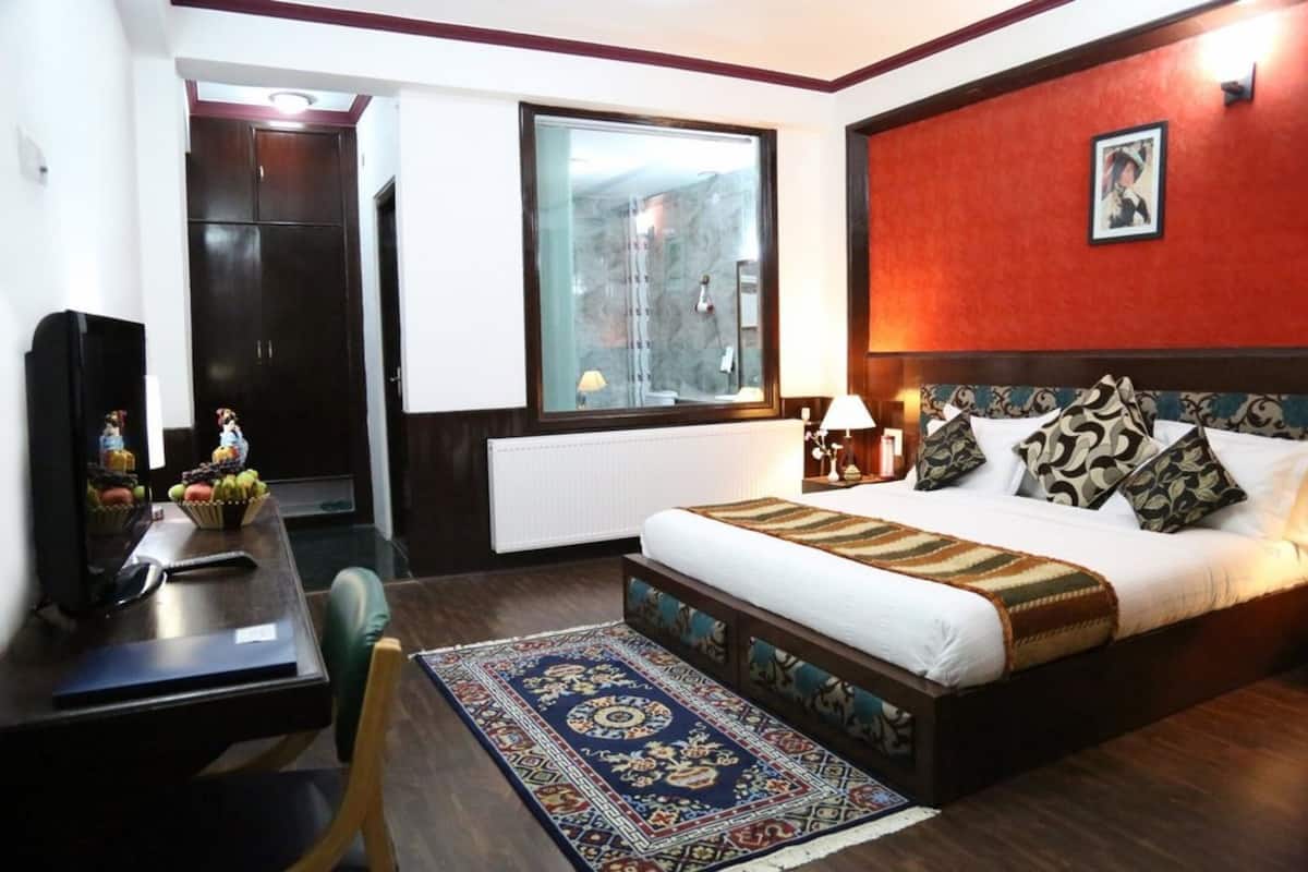 Premium Double Room | Desk, soundproofing, rollaway beds, free WiFi