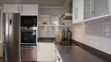 Frigorífico, microondas, horno y lavavajillas