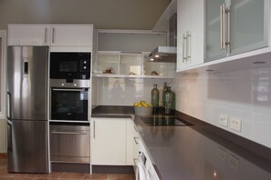 Refrigerador, microondas, horno y lavavajillas 