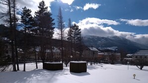 A snowy landscape with a clear sky, mountains in the background, and buildings with snow-covered roofs. - Charming T2 in Barcelonnette with terrace for 4 people (Barcelonnette)