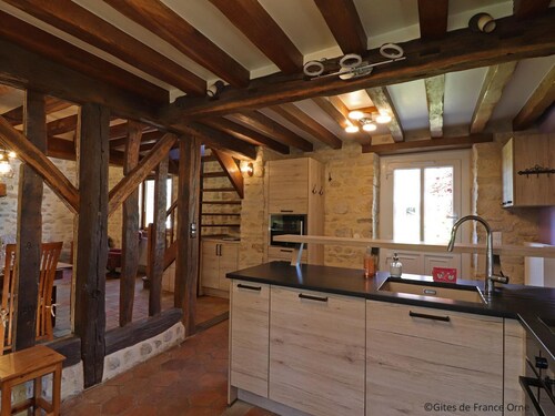 Charming cottage with enclosed garden, near equestrian center, cozy stay