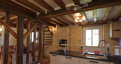 Charming cottage with enclosed garden, near equestrian center, cozy stay
