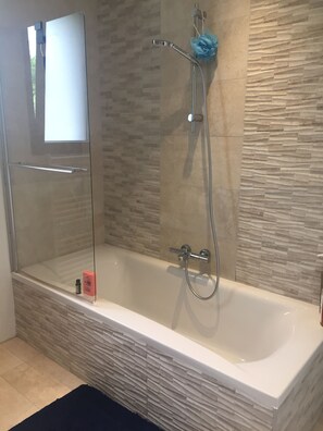 Tina, toallas, jabón, papel de baño 