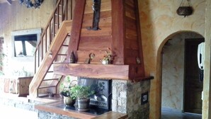 Eine Holztreppe mit Steingrundung führt zu einer Fläche mit einem kleinen Topfpflanzen und einem dekorativen Gegenstand.