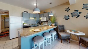 Frigorífico, microondas, horno y placa de cocina