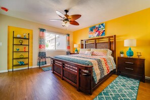 2 chambres, bureau, fer et planche à repasser, lit parapluie