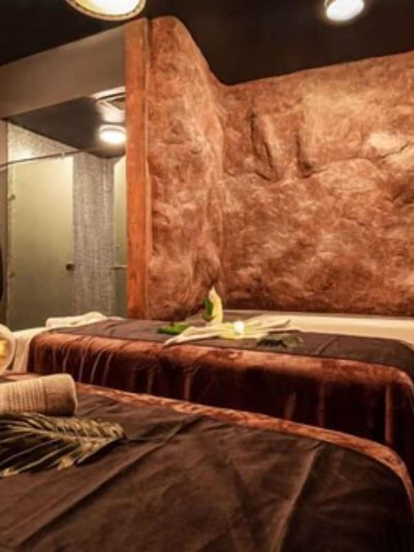 Salas de tratamiento para parejas, sauna y tina de hidromasaje