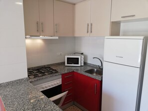 Réfrigérateur, micro-ondes, four, cafetière/bouilloire