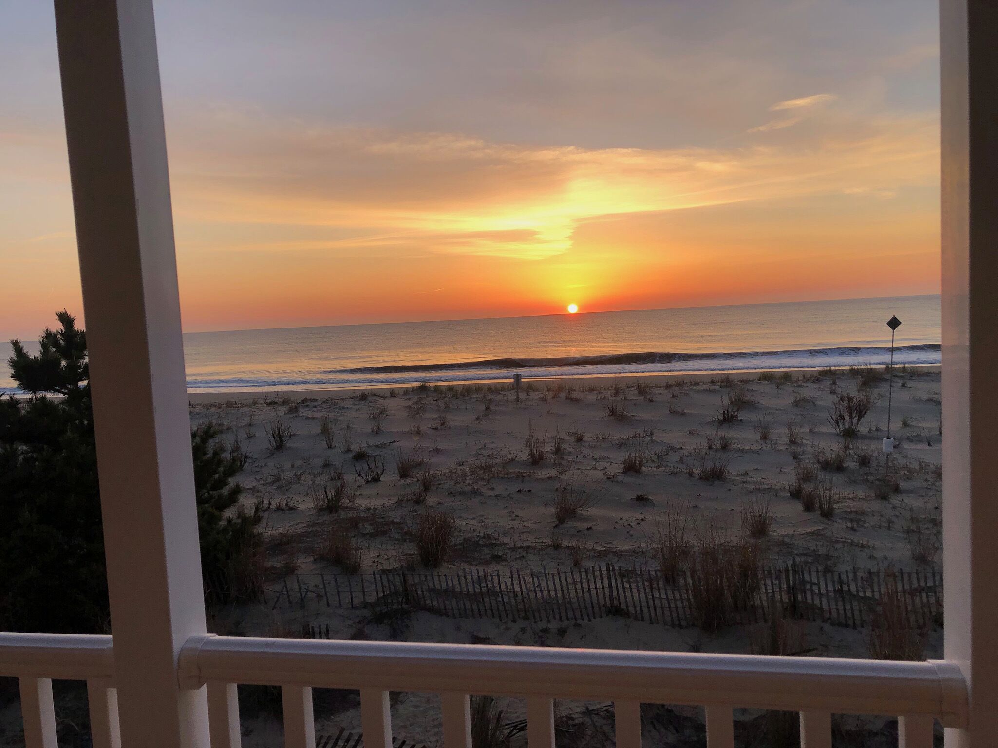 LINENS INCLUDED*! DEWEY OCEANFRONT SCREENED PORCH AND DECK.,