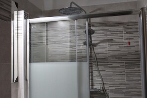 Classic Room, 1 Bedroom, Non Smoking, Garden View (Venere) | Bathroom | Shower, rainfall showerhead, hair dryer, bathrobes - B&B Gli Archi (Pisa)