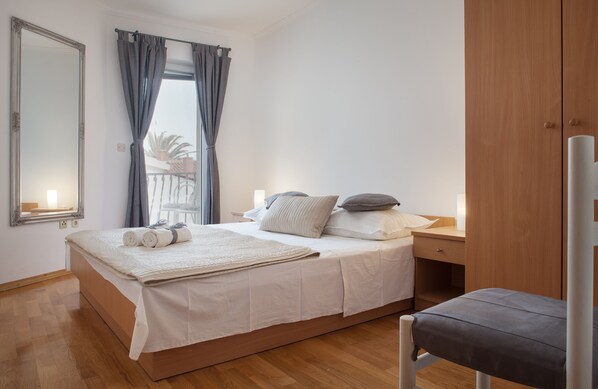 城市公寓 | 羽绒被、办公桌、笔记本电脑工作区、遮光窗帘