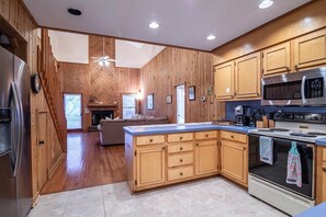 Fridge, microwave, oven, stovetop - A Some Place Special Minutes to Beach Sleeps 10 (Pawleys Island)