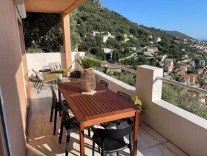 تناول الطعام بالخارج