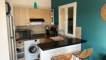 Réfrigérateur, micro-ondes, four, plaque de cuisson