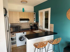 Geladeira, micro-ondas, fogão, cooktop