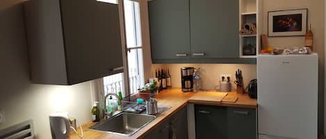 Réfrigérateur, four à micro-ondes, un four, surface de cuisson
