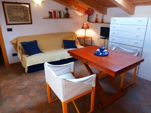 Smart-tv, bøger, musikbibliotek, stereoanlæg