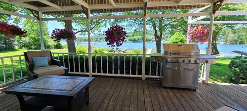 Modern lake house w/private lakefront, fire pit, kayaks, amenities, massive deck