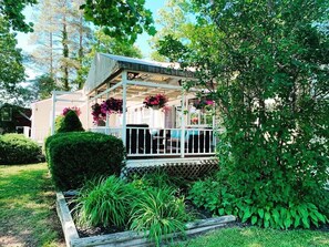 Terrace/patio - Modern lake house w/private lakefront, fire pit, kayaks, amenities, massive deck (Marietta)
