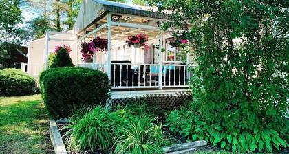 Modern lake house w/private lakefront, fire pit, kayaks, amenities, massive deck