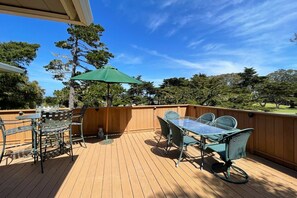 Outdoor dining - Fourth Tee - Pacific Grove House - Ocean/Golf View (Pacific Grove)