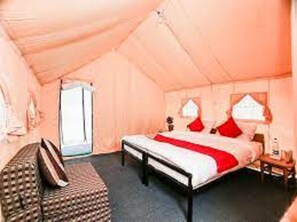 Deluxe camp | Desk, rollaway beds, bed sheets