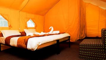 Deluxe camp | Una scrivania, letti aggiuntivi (a pagamento), lenzuola