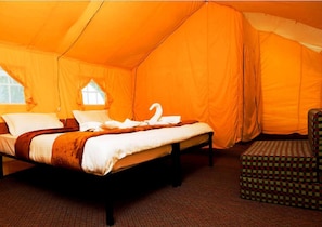 Deluxe camp | Desk, rollaway beds, bed sheets