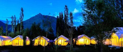 Bagian depan properti - sore/malam