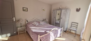 2 chambres, coffres-forts dans les chambres, fer et planche à repasser