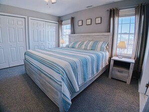 3 bedrooms, desk, iron/ironing board, free WiFi - Stunning Renovations, Top Floor Views, and less than 2 Blocks to the Beach! (Wildwood)