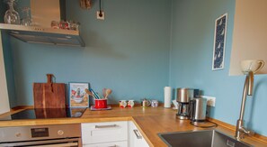 ثلاجة، فرن، موقد طهي مسطح، غسالة أطباق