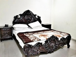 Minibar, laptop workspace, free WiFi, bed sheets - Fortville Hotel (Lahore)