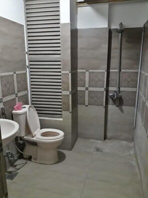 Deluxe Room | Bathroom | Slippers, towels, soap - Fortville Hotel (Lahore)