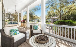 Terrace/patio - Chic Cottage 2 Blocks to Dragonfly Pool. With an LSV, Bikes, and More (Santa Rosa Beach)