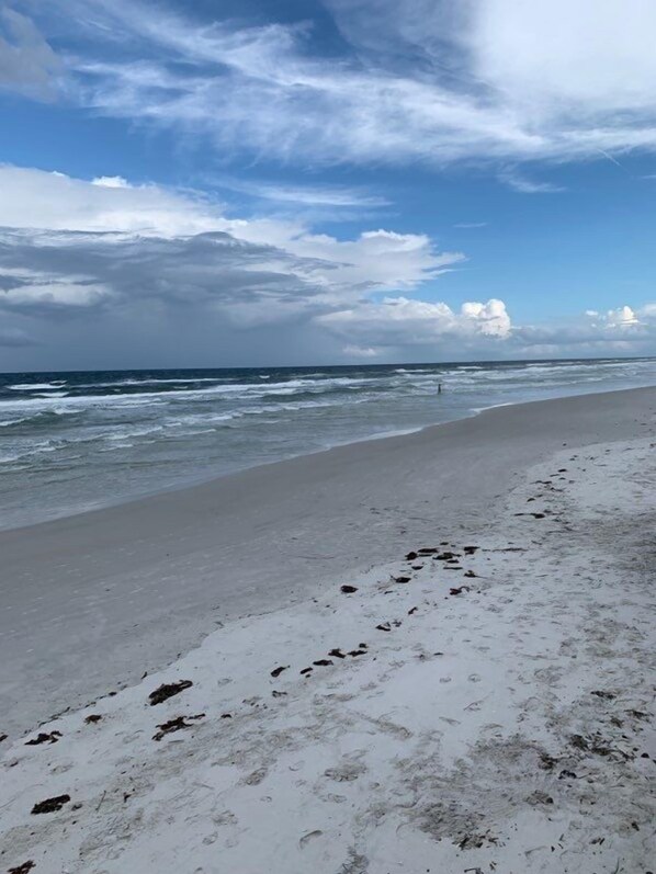 On the beach - Find your home away from home in the Happy Landing unit (New Smyrna Beach)