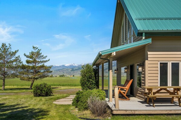 Outdoor dining - Crow Cabin- Cozy Cabin with amazing views on 20 Acres in the Paradise Valley! (Livingston)