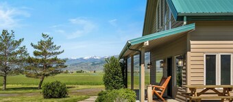 Crow Cabin- Cozy Cabin with amazing views on 20 Acres in the Paradise Valley!