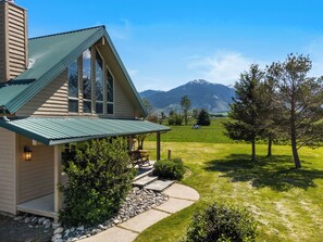 Exterior - Crow Cabin- Cozy Cabin with amazing views on 20 Acres in the Paradise Valley! (Livingston)