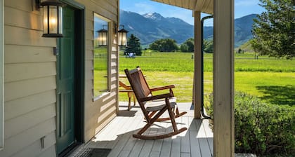 Crow Cabin- Cozy Cabin with amazing views on 20 Acres in the Paradise Valley!
