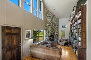 Interior - Crow Cabin- Cozy Cabin with amazing views on 20 Acres in the Paradise Valley! (Livingston)