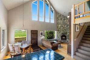 Interior - Crow Cabin- Cozy Cabin with amazing views on 20 Acres in the Paradise Valley! (Livingston)