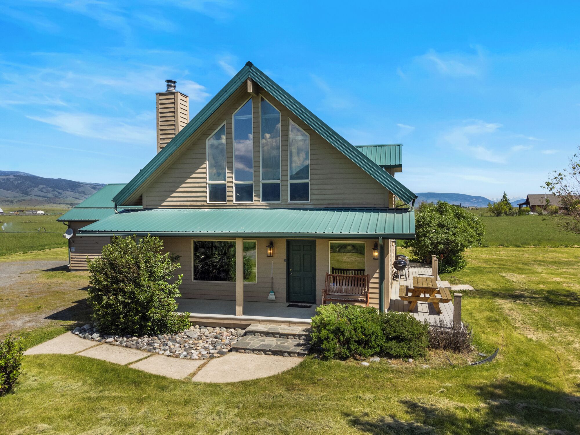 Crow Cabin- Cozy Cabin with amazing views on 20 Acres in the Paradise Valley!
