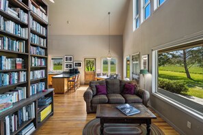 Interior - Crow Cabin- Cozy Cabin with amazing views on 20 Acres in the Paradise Valley! (Livingston)