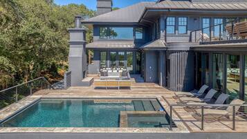 حمّام سباحة مُدفَّأ