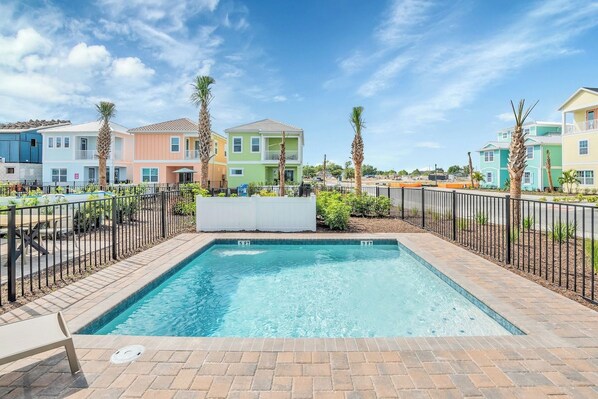 Stunning private pool of the cottage in Florida - Dive into a refreshing poolside escape - Soak up the ambiance with a dip in stunning pool - Crystal-clear pool for refreshing dips