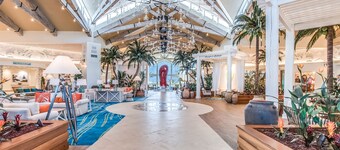 Gorgeous Cottage w/Private Pool + Balcony, Near Disney!