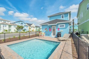 Stunning private pool of the cottage in Florida - Private pool with chairs for sun bathing or just sit, lie and reax - Relax by the shimmering poolside oasis - Comfortable lounge chairs for ultimate relaxation